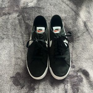 Nike low top tennis shoe